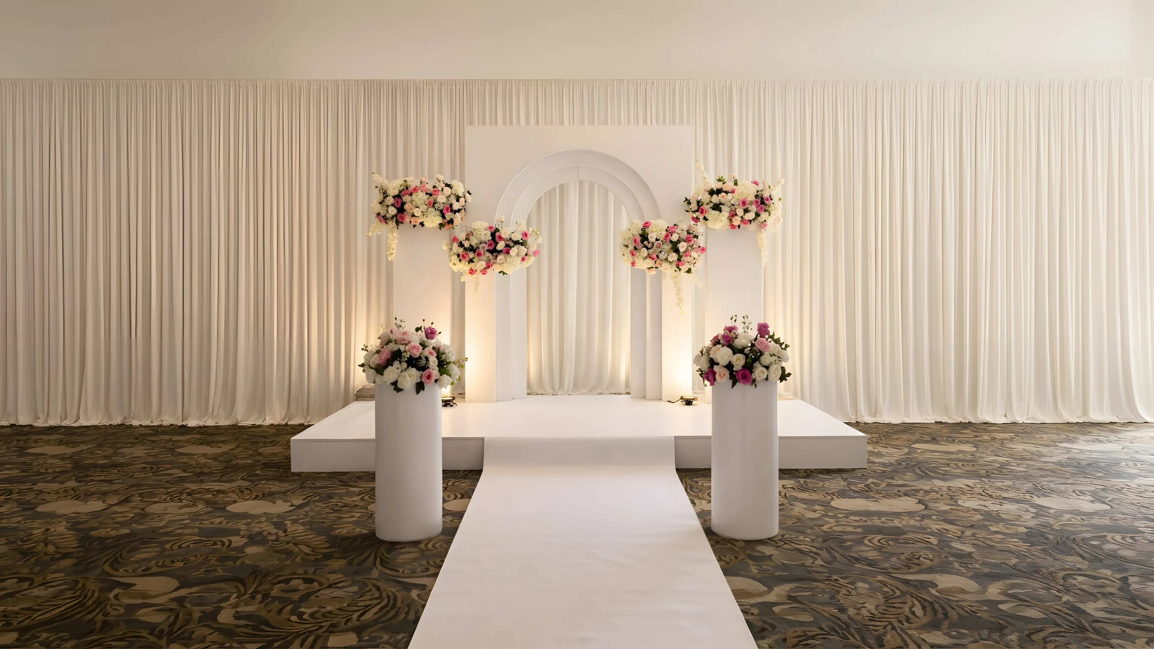 Arco Blanco con Columnas Florales - Star Event Rental Houston TX